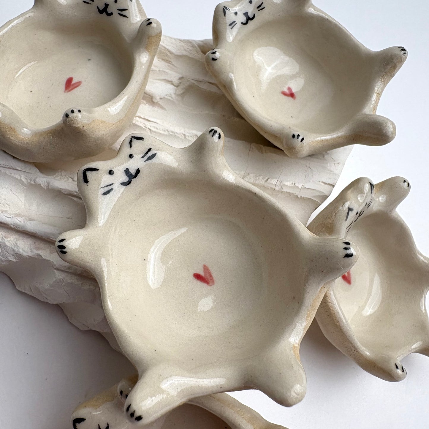 Mini palette en céramique artisanale en forme de chat, idéale pour l'aquarelle, l'acrylique, les engobes ou autres peintures. 