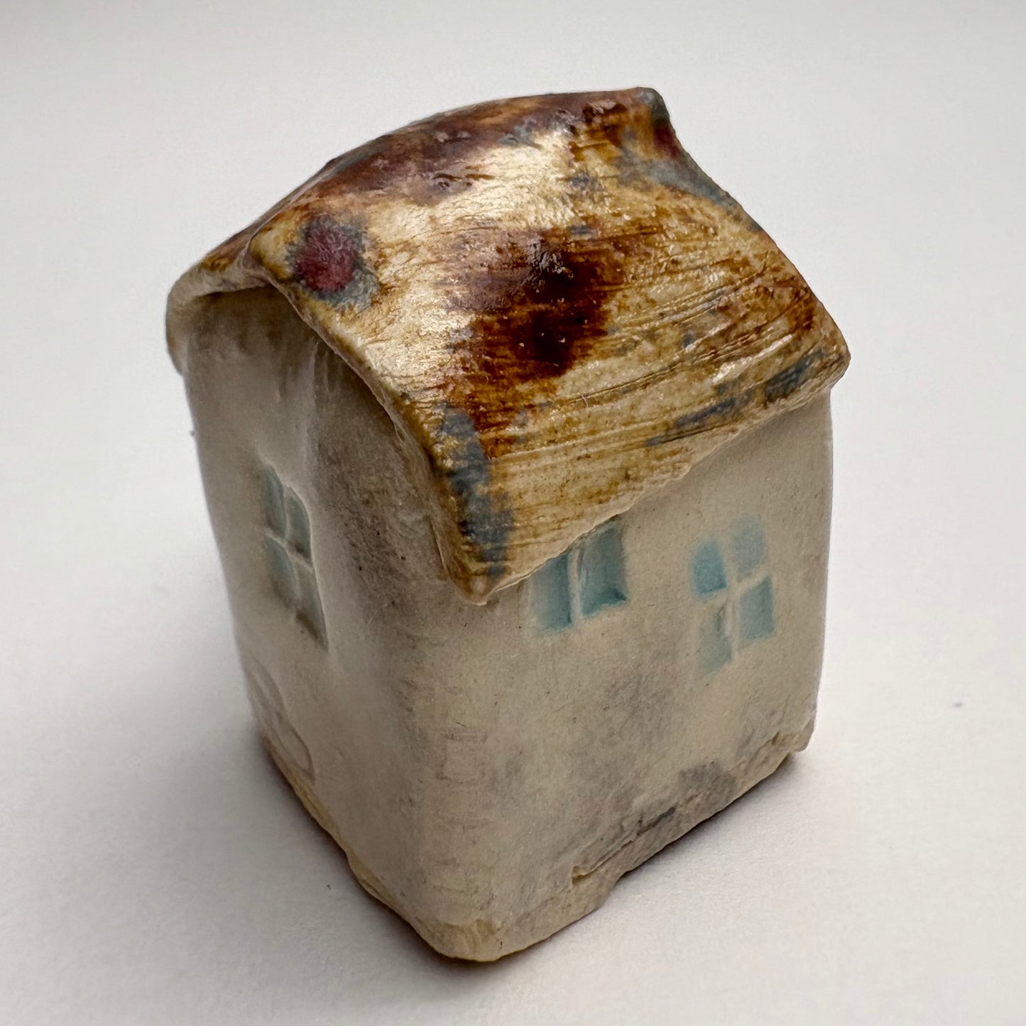 Mini maison en céramique avec chat tuxedo – Tuiles de toit individuelles – Charmant cottage sculpté à la main