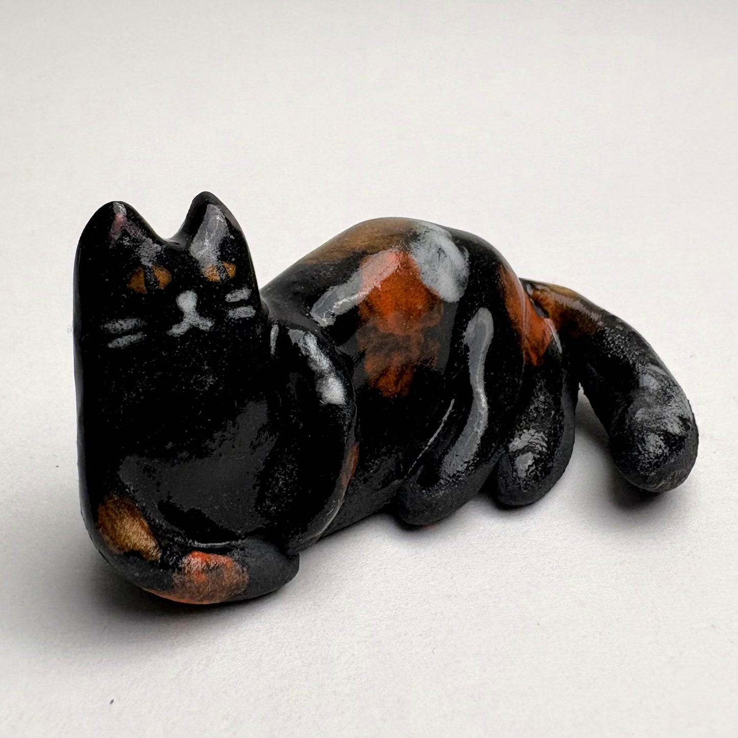 Figurine de chat en céramique écaille de tortue faite à la main – petite sculpture de chat en poterie, chaton calico miniature, petit animal artisanal en argile