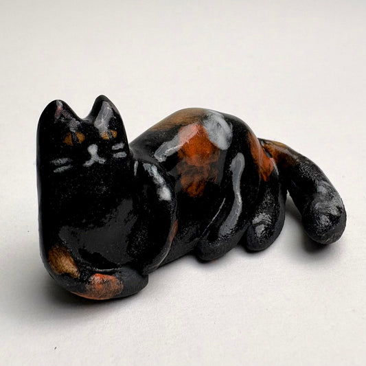 Handmade ceramic tortoiseshell cat figurine – tiny pottery cat sculpture, miniature calico kitty, small artisan clay animal
