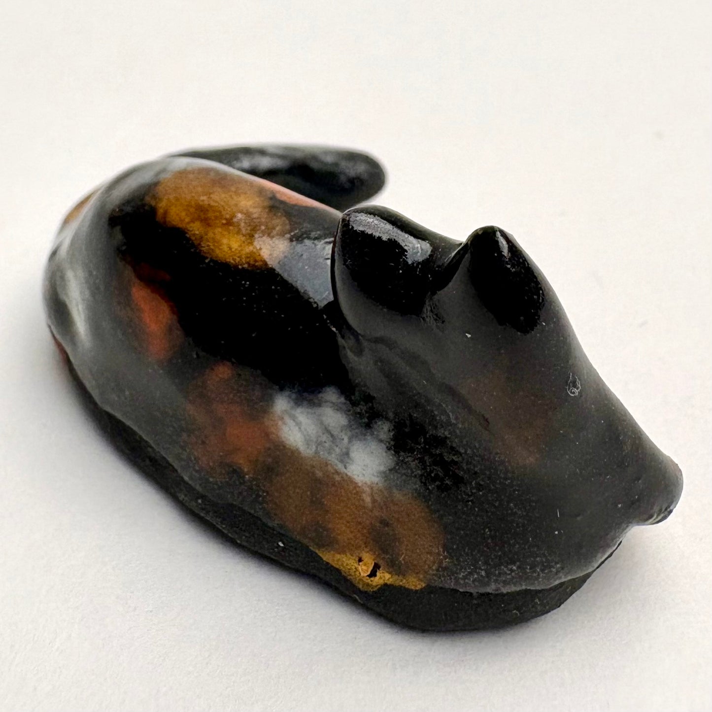 Figurine de chat en céramique écaille de tortue faite à la main – petite sculpture de chat en poterie, chaton calico miniature, petit animal artisanal en argile