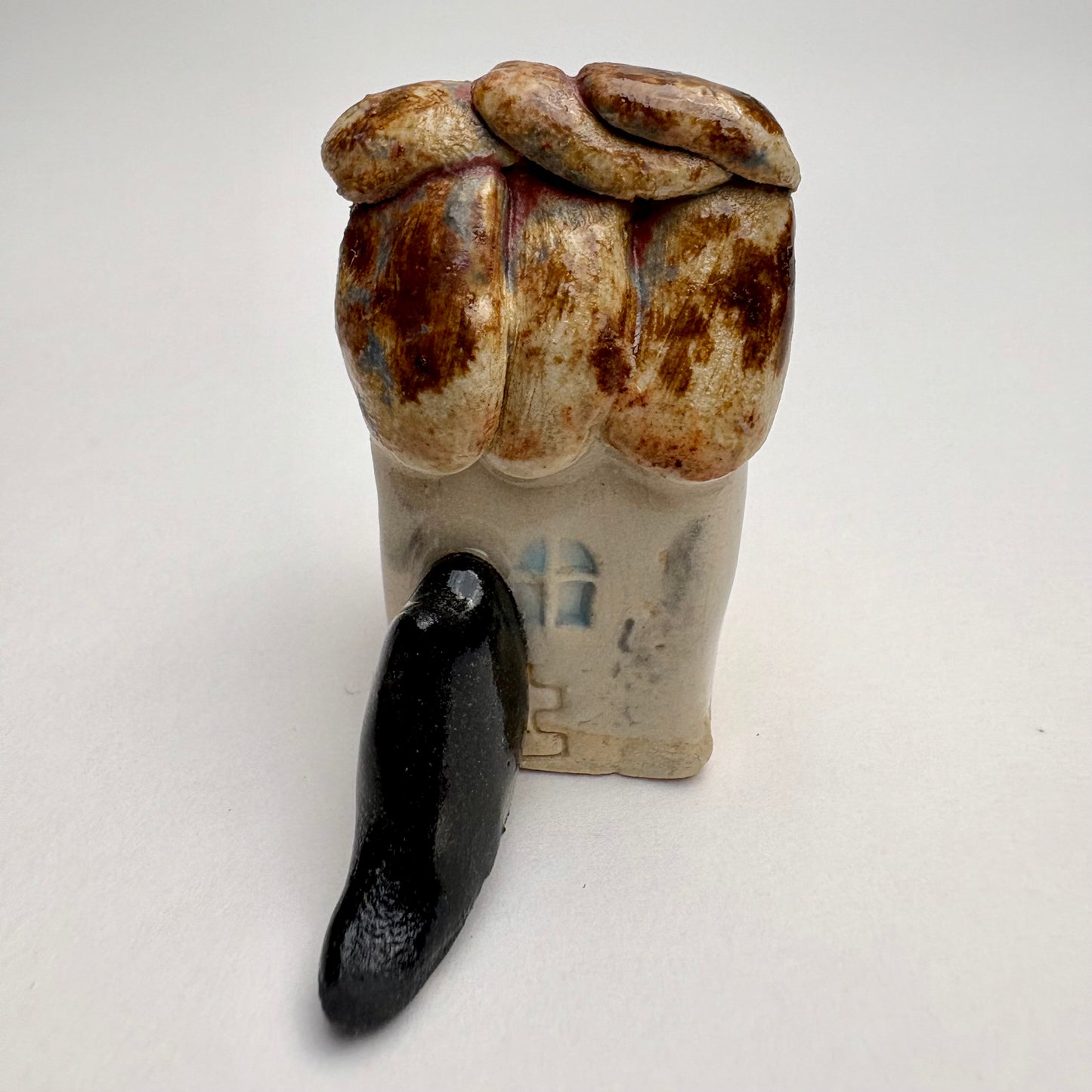 Mini maison en céramique avec chat tuxedo – Tuiles de toit individuelles – Charmant cottage sculpté à la main