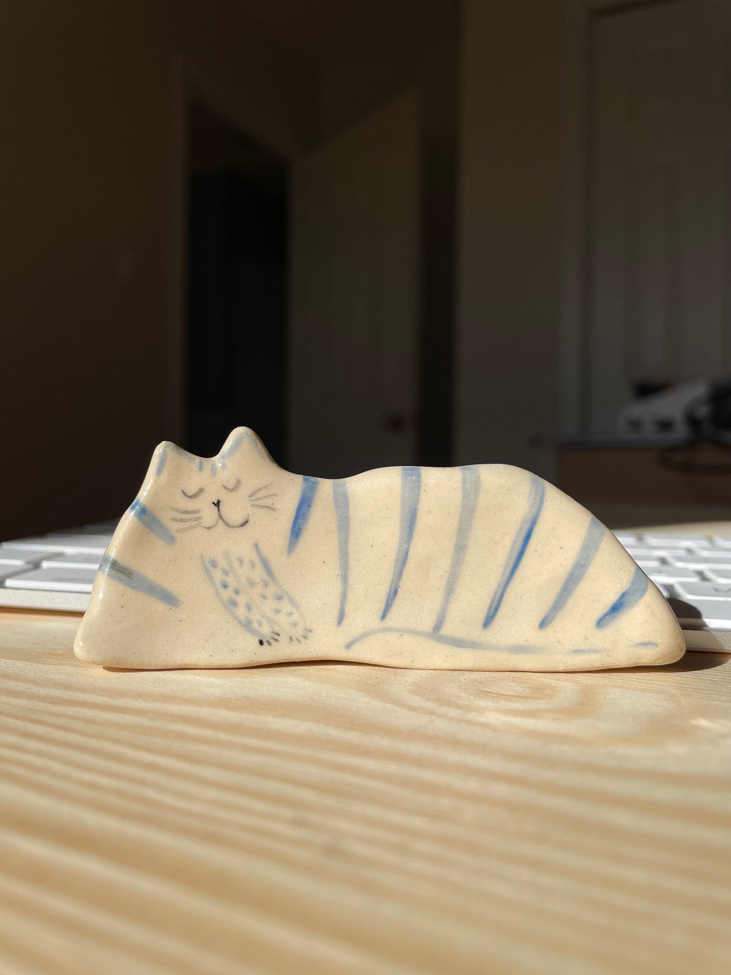 Chat tigré blanc et bleu : Figurine de chat en céramique faite à la main