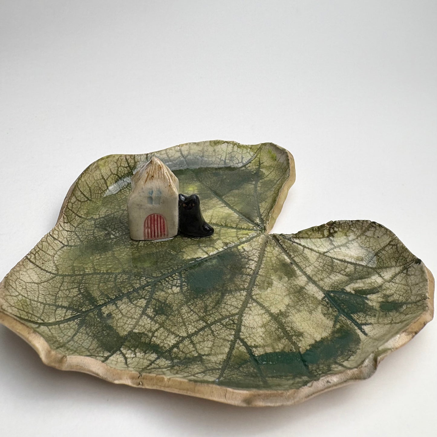 Handmade Ceramic Malva Leaf Dish with Mini House & Cat — Nature-Inspired Trinket Plate