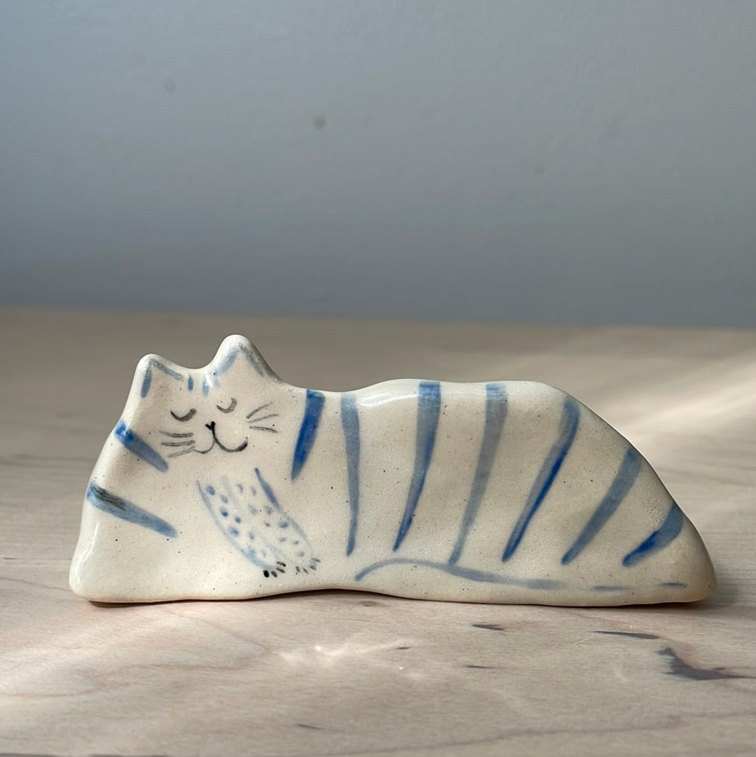 Chat tigré blanc et bleu : Figurine de chat en céramique faite à la main