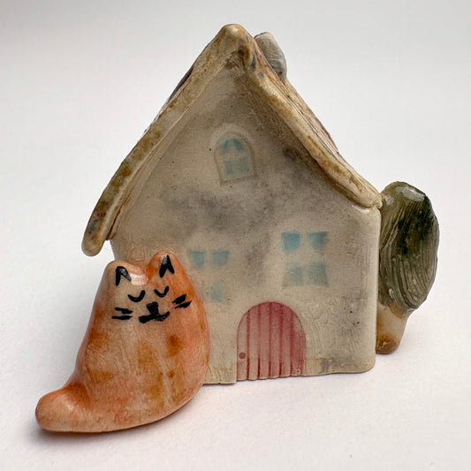 Figurine miniature de chat roux en céramique avec maisonnette · Sculpture artisanale de petite maison · Décoration fantaisiste