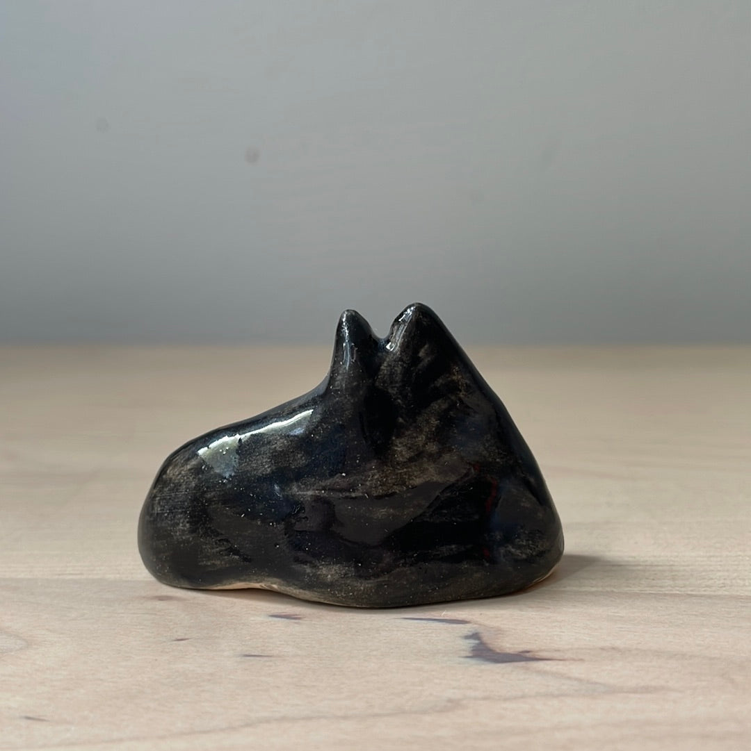 Chat noir assis/debout : Figurine de chat en céramique faite à la main