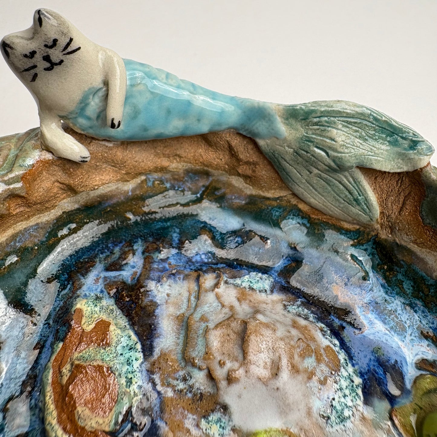 Bol en céramique fait main représentant un chat sirène féerique