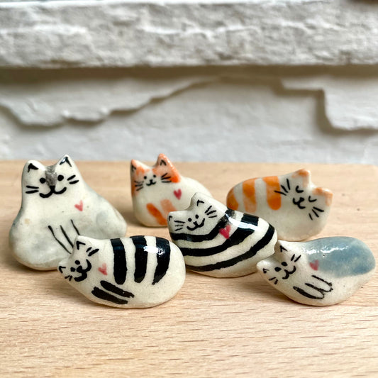 Petits chats en céramique sculptés à la main avec cœur – Modèles assortis