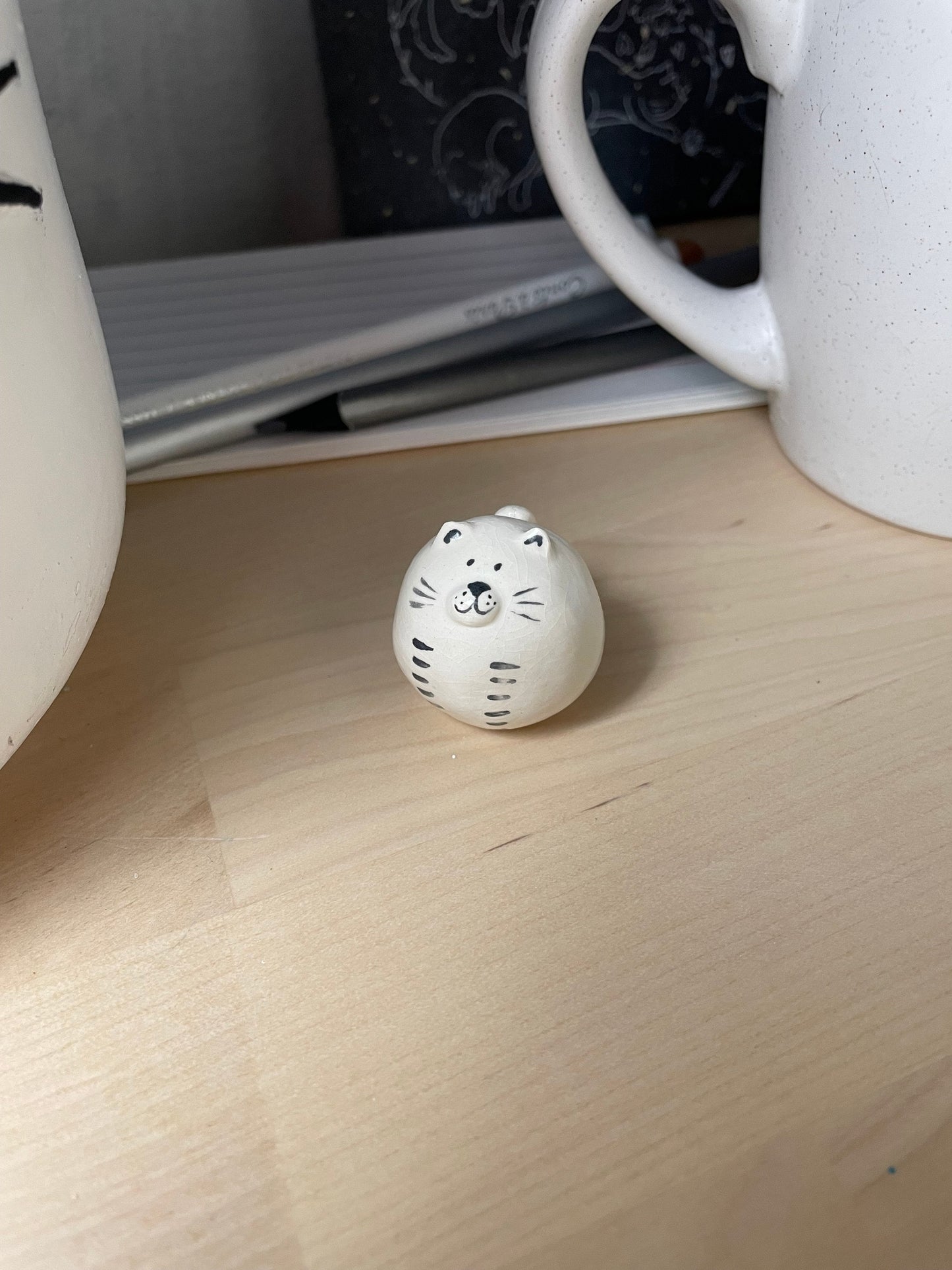 Gros chat rond : Figurine de chat en céramique faite à la main