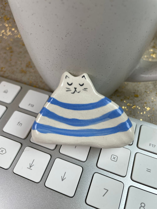 Chat blanc à rayures bleues : Figurine de chat en céramique faite à la main