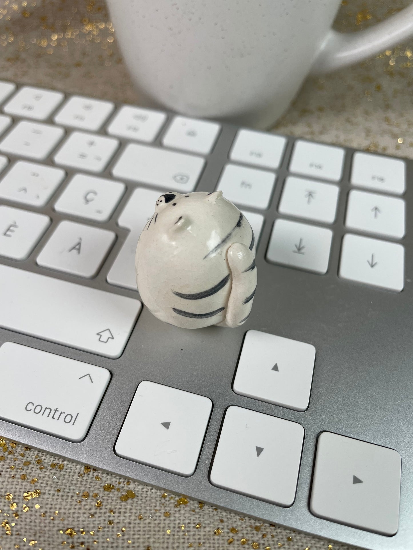 Gros chat rond : Figurine de chat en céramique faite à la main