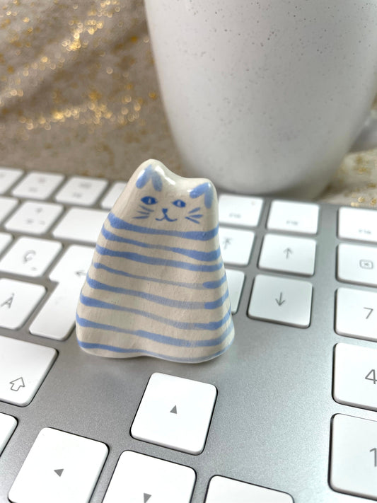 Chat blanc debout à rayures bleu clair : Figurine de chat en céramique faite à la main