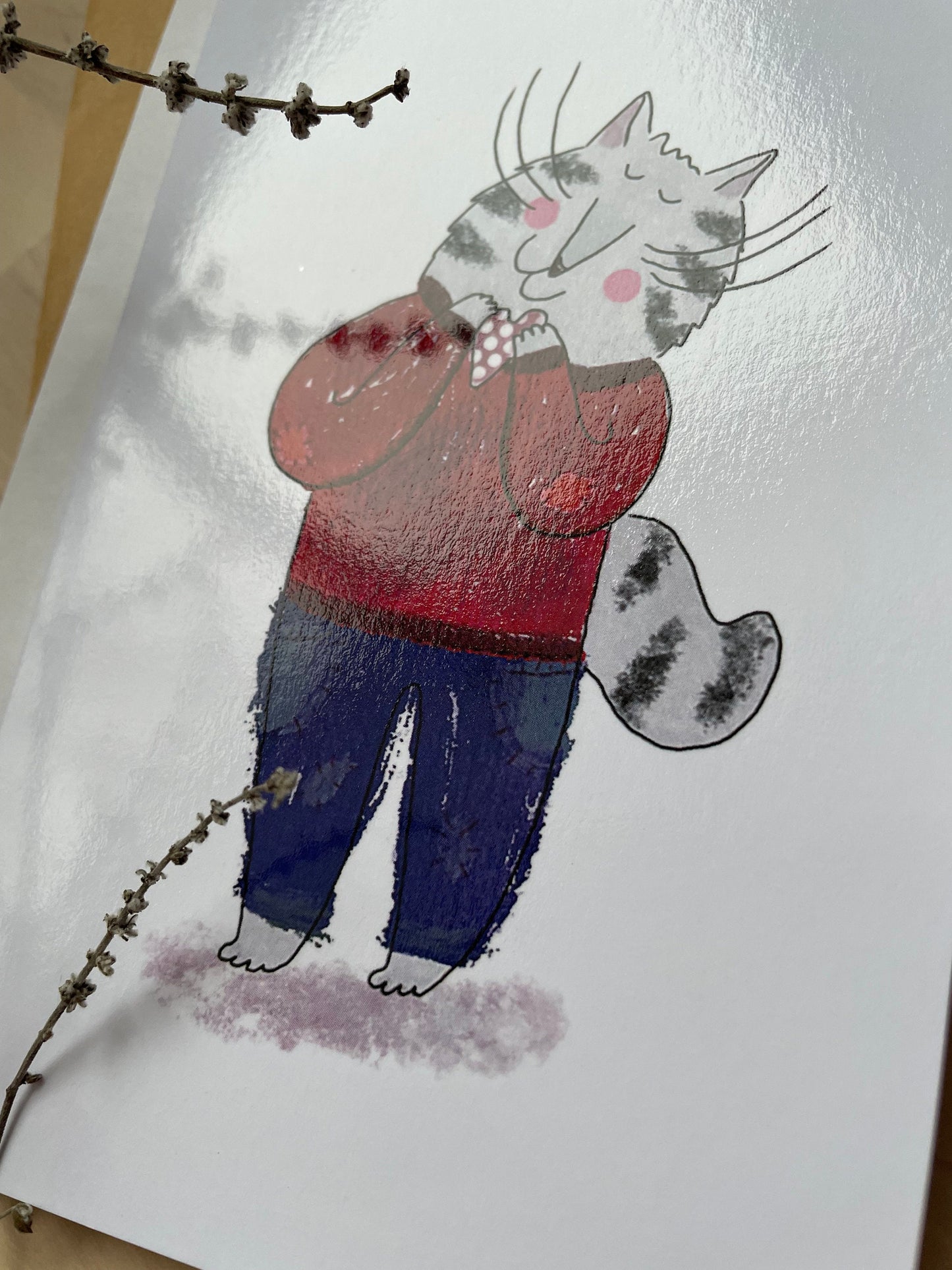 Cat holding a heart: Greeting card