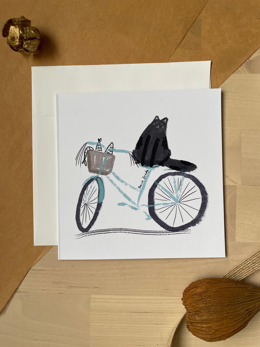 Carte carrée chat noir sur un vélo avec poisson: Carte de vœux pliante