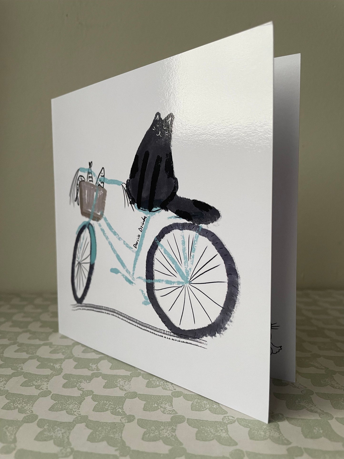 Carte carrée chat noir sur un vélo avec poisson: Carte de vœux pliante